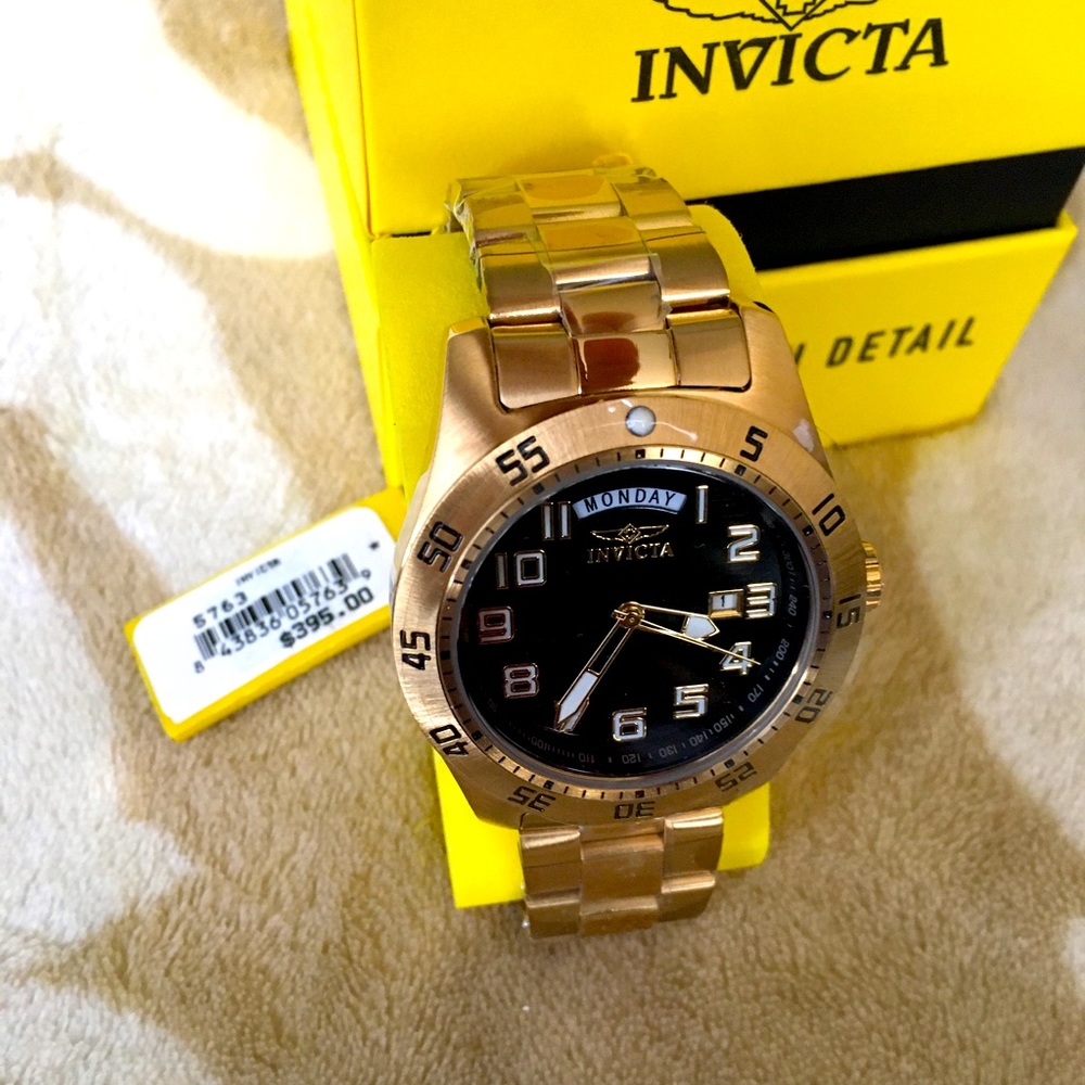 INVICTA SPECIALTY 5762 MEN’S ROUND GOLD-TONE BLACK DIAL DAY/DATE ANALOG WATCH.